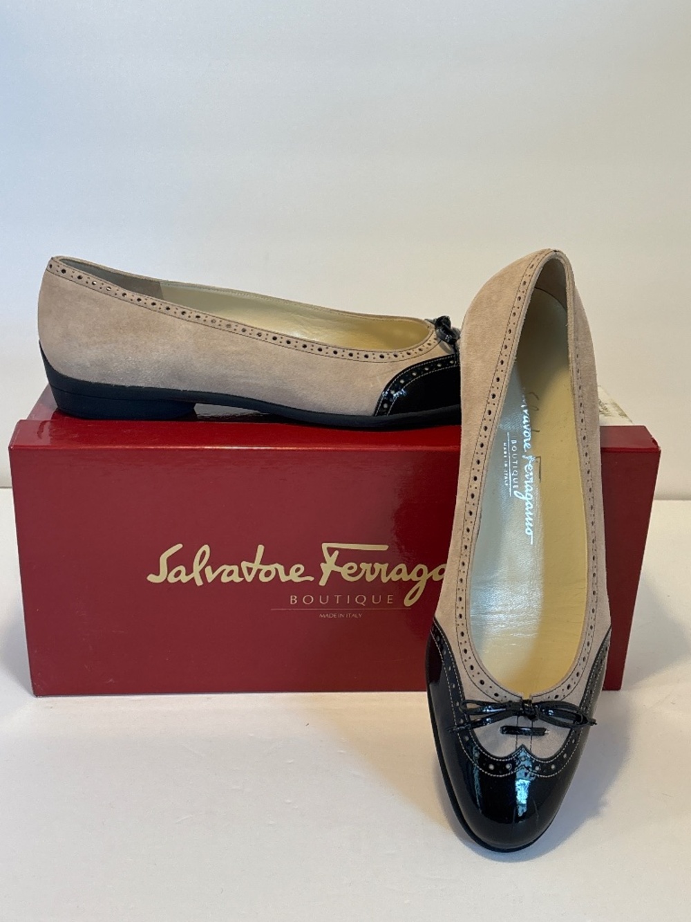 Women’s Salvatore Ferragamo Boutique Wing Tip Bow Flats Shoes 8.5B